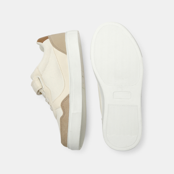 حذاء رياضي أنيق باللون البيج للفتيان